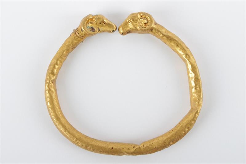 Gold achaemenid bracelet