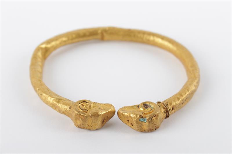 Gold achaemenid bracelet