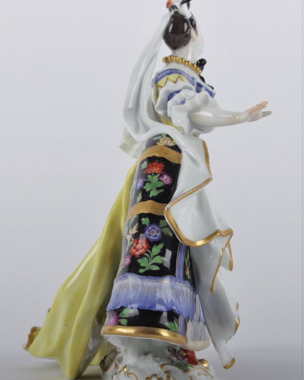 Lady in ceremonial costume – Meissen