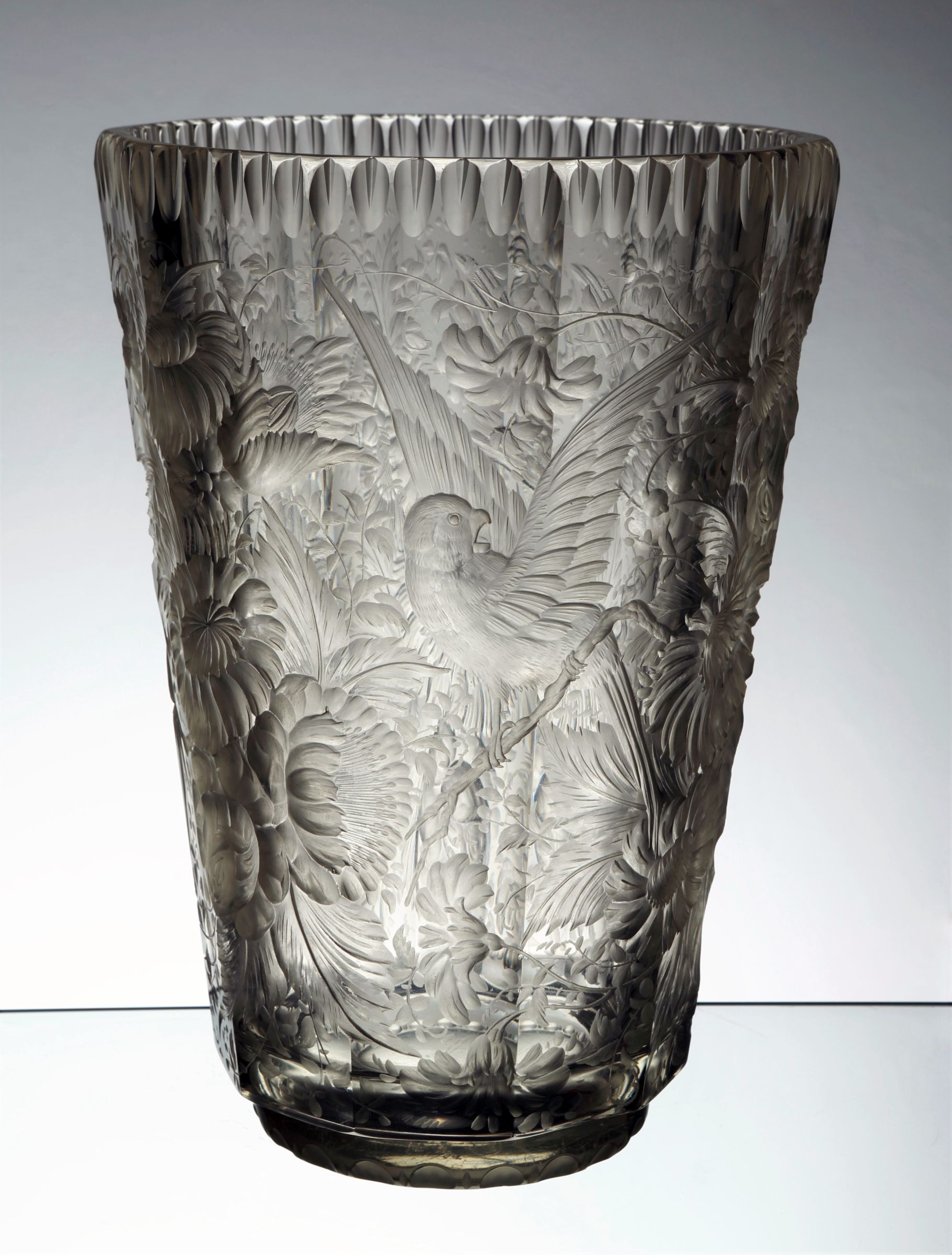 Дизельные вазы купить. Ваза александритовое стекло Мозер. Состаривание гипсовой вазы. Исторические вазы из металла. Вазы из глины.