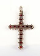 Stříbrný křížek s českými granáty