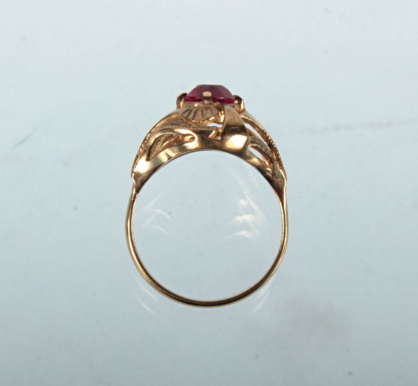 Zlatý prsten se syntetickým červeným kamenem