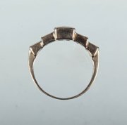 Zlatý prsten s čirými kameny