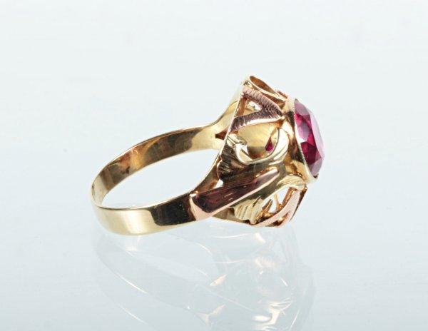 Zlatý prsten s červeným kamenem