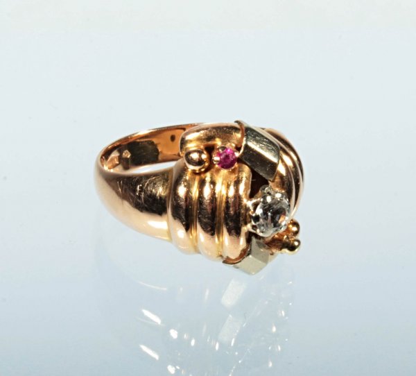 Zlatý prsten se syntetickými kameny
