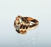 Zlatý prsten se syntetickými kameny