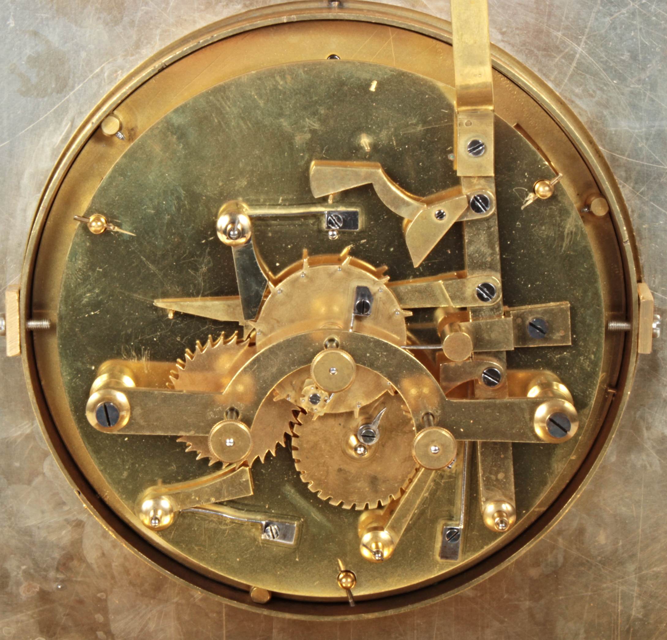 Francouzské stolní hodiny s věčným kalendářem a fázemi měsíce