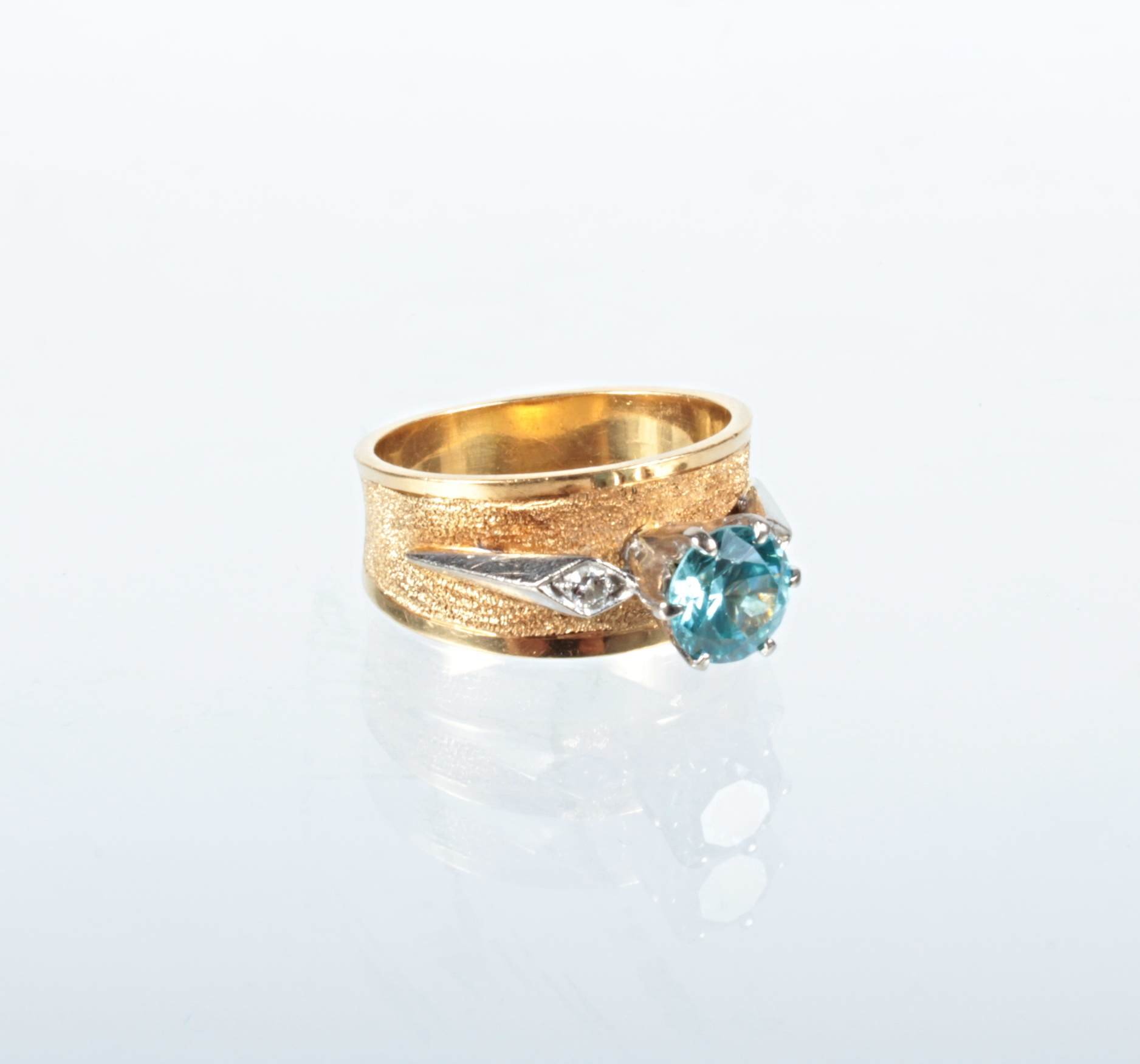Prsten s dvěma diamanty a modrým kamenem