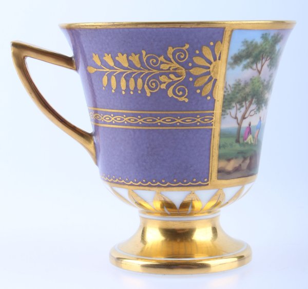 Ručně malovaný a zlacený porcelánový šálek s podšálkem 