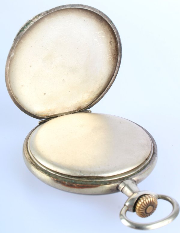 Kapesní pánské hodinky plasticky zdobené - žena s glóbem, obecný kov