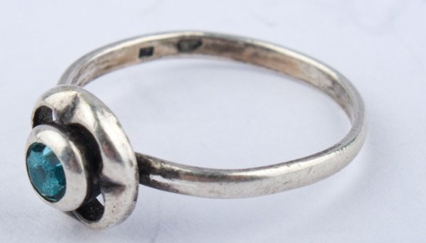 Stříbrný prsten s modrým kamenem