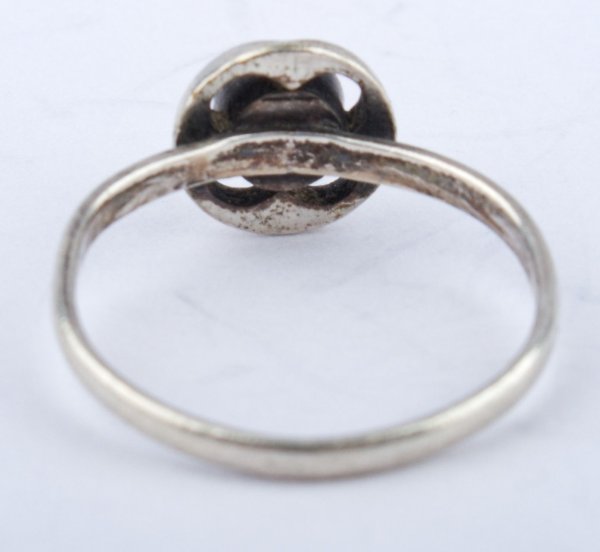 Stříbrný prsten s modrým kamenem