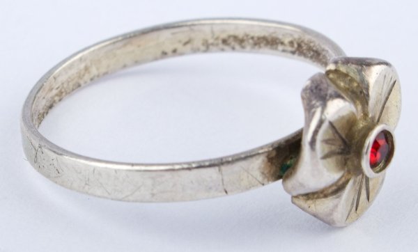 Stříbrný prsten s červeným kamenem