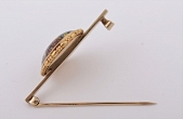 Zlatá brož s miniaturou Tiffany