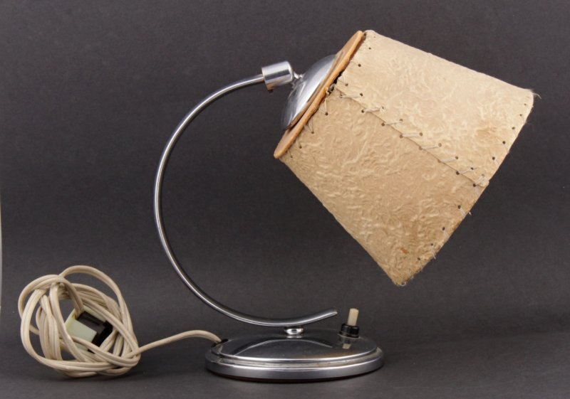 Stolní lampa s papírovým stínítkem