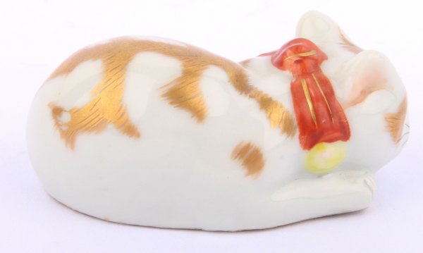 Porcelánová plastika spícího kotěte