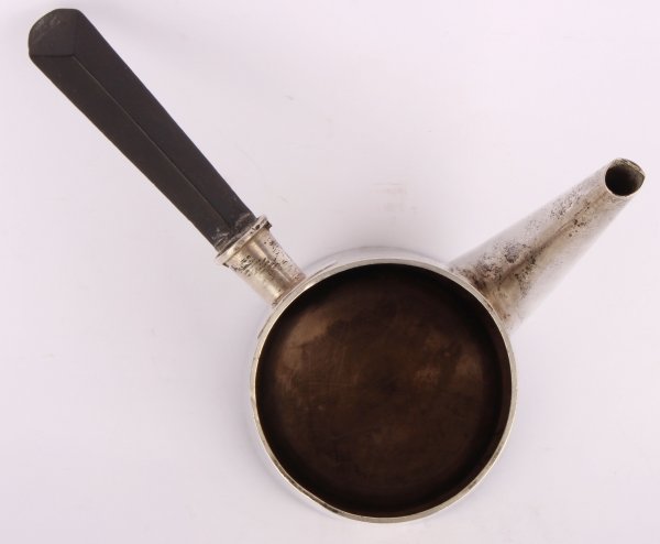Stříbrná konvička na kávu