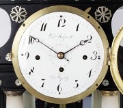Biedermeierské čtyřsloupové hodiny s datumářem