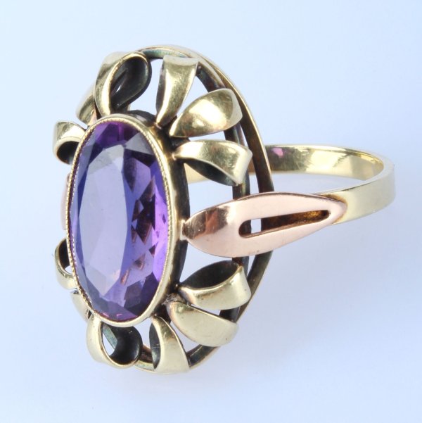 Zlatý prsten s fialovým kamenem