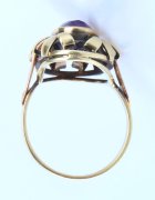 Zlatý prsten s fialovým kamenem