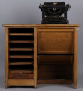 Stůl s psacím strojem