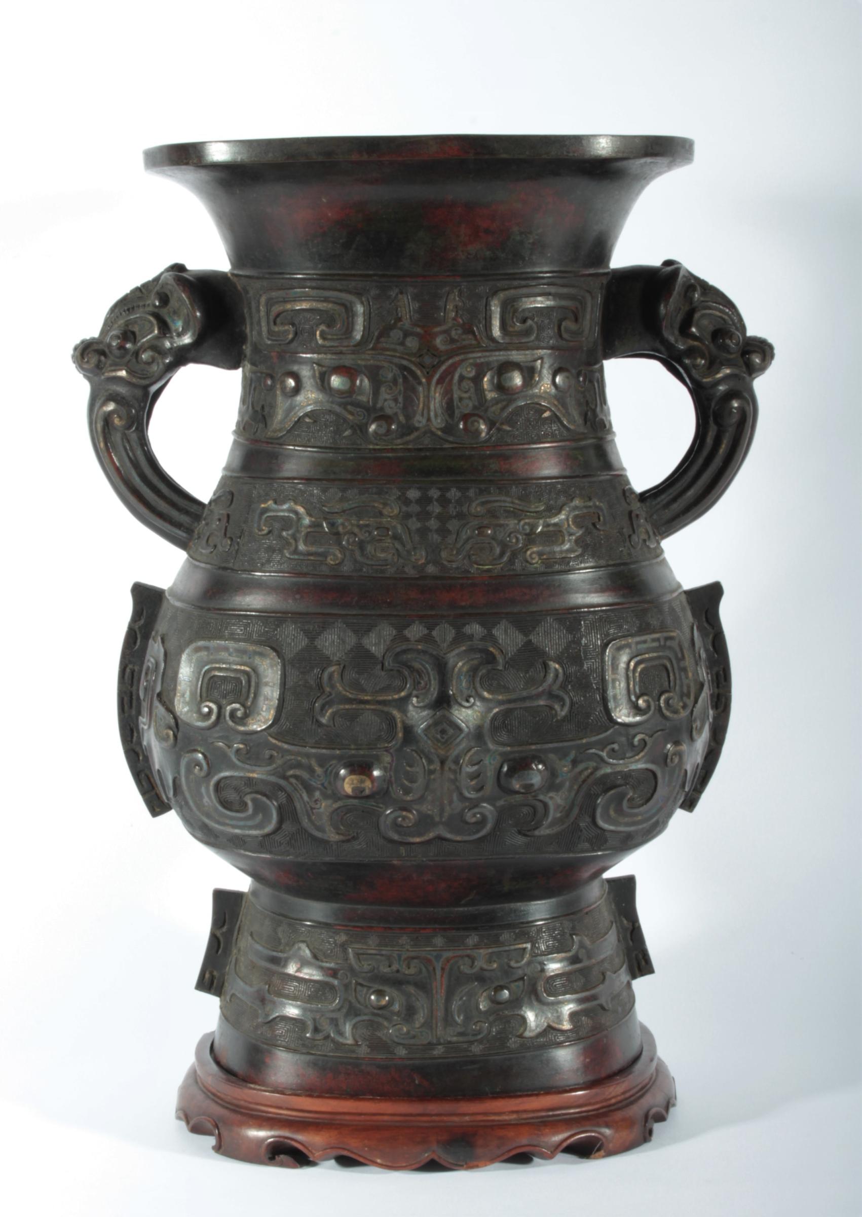 Very rare chinese archaistic gold and silver-inlaid bronze vase, 17th century, Ming Dynasty 