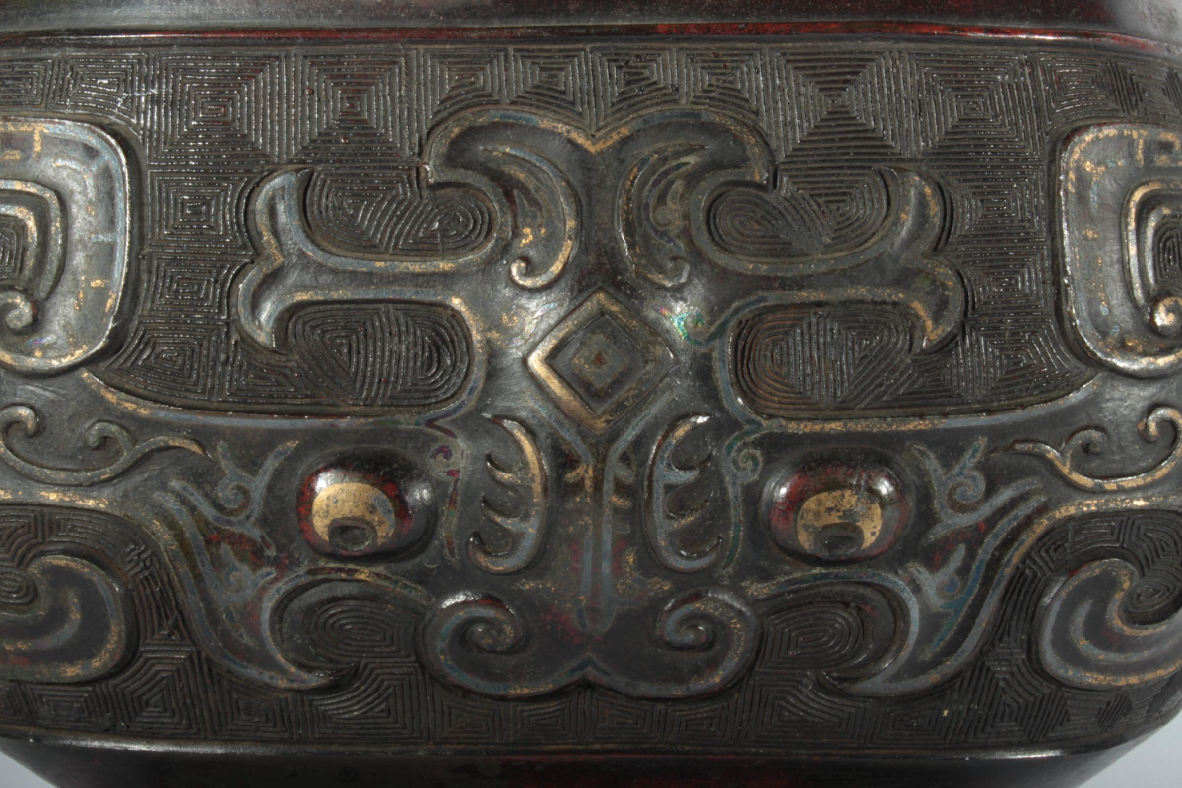 Mimořádně kvalitní velká čínská bronzová váza kabošovaná stříbrem a zlatem, dynastie Ming