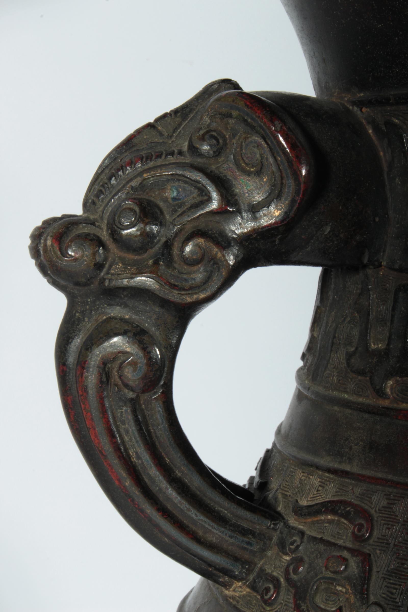 Mimořádně kvalitní velká čínská bronzová váza kabošovaná stříbrem a zlatem, dynastie Ming
