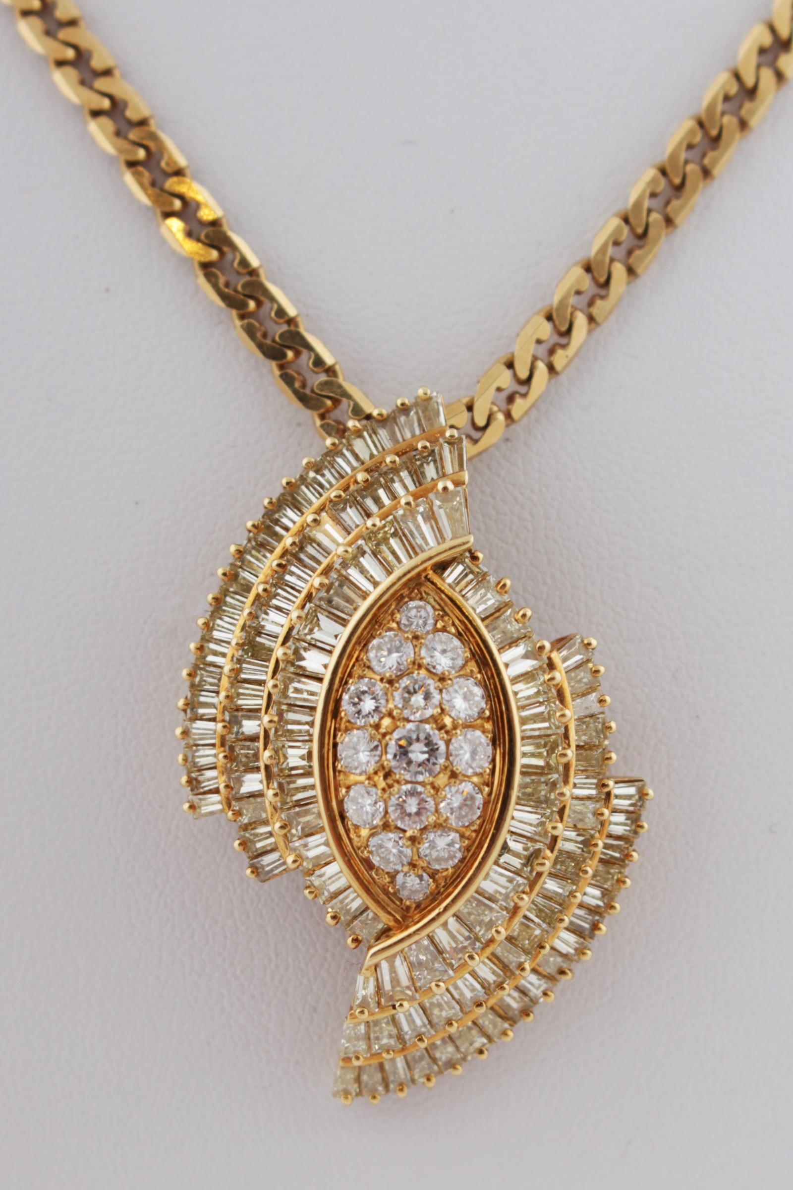 Gold pendant with diamonds 5,1 ct